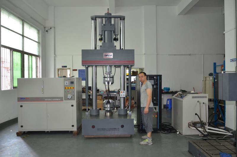 电液伺服动态疲劳试验机2.jpg 电液伺服动态疲劳试验机2.jpg